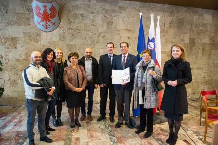 Skupinska fotografija iz leta 2017 ob prejetju naziva Branju prijazne občine